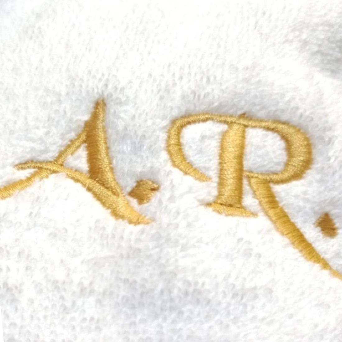 Accappatoio spa personalizzato con iniziali ricamate.